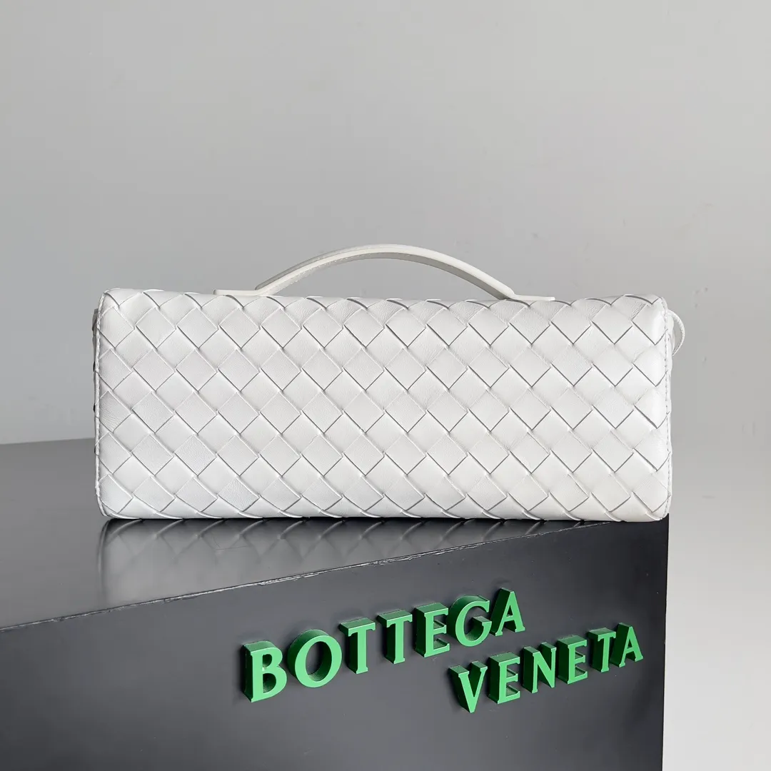 The batch of 1360 BV Andiamo evening handbags has been heavily planted again~ The designer aesthetics in the era of economic downturn are back. I fall in love with it at first sight and can't put it down. It's so beautiful and full of aura. The shape and texture are very competitive. It's light in weight and has sufficient capacity. It's a must-have for fashionistas. It's suitable for many occasions, minimalist, high-end and light luxury. Model No.: 741511 Size: 31*13*3cm